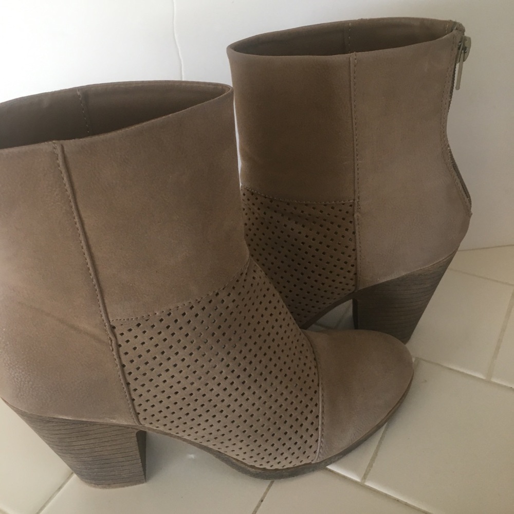 143 Girl Suede Booties Size 8.5